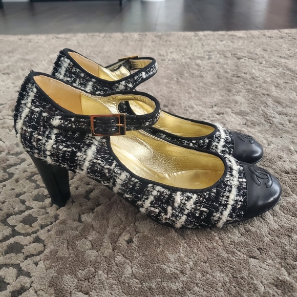 Chanel Black/White Tweed Mary Jane Cap Toe Pumps 35 - Picture 10 of 12